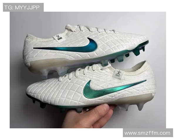 足球传奇球星珍藏版纪念品展示：致敬历史经典瞬间的艺术品收藏