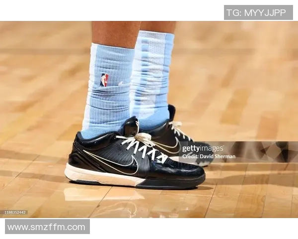 足球球星如何选择搭配球袜与球鞋的技巧与背后意义解析