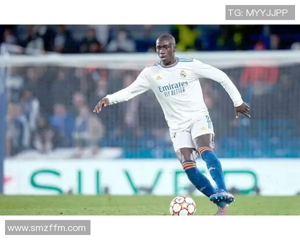 世界足球左边后卫的明星球员盘点及其精彩表现解析 世界足球左边后卫的明星球员盘点及其精彩表现解析